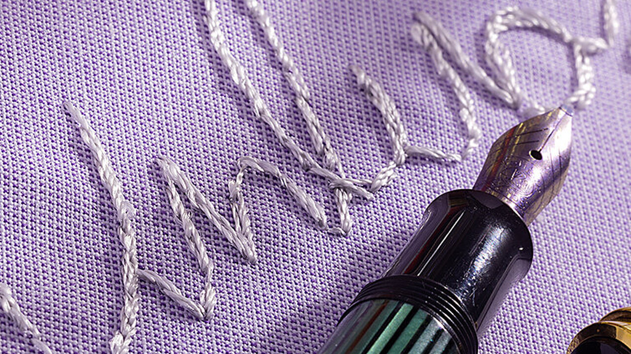 [Translate to Global Spanisch:] lavender colour small lettering embroidery